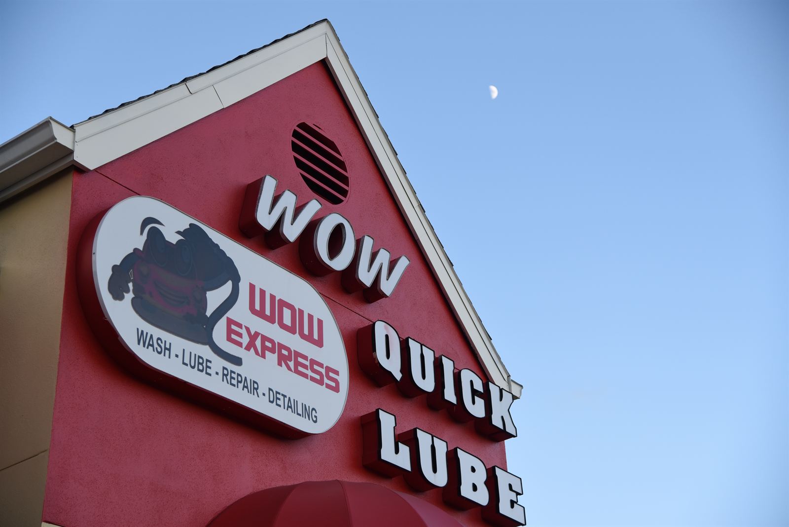 Wow Quick Lube tower against a blue Florida sky